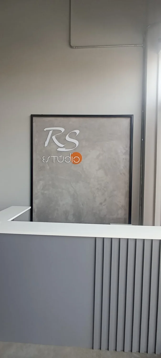 Letreiro RS Studio instalado em recepção