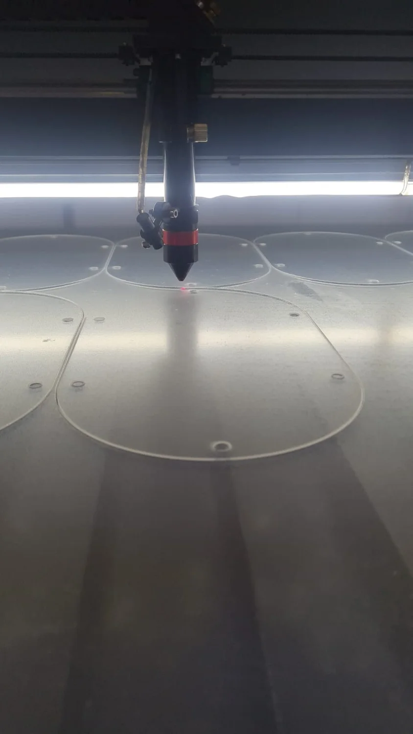 Cabeçote da máquina cortando peças circulares em chapa