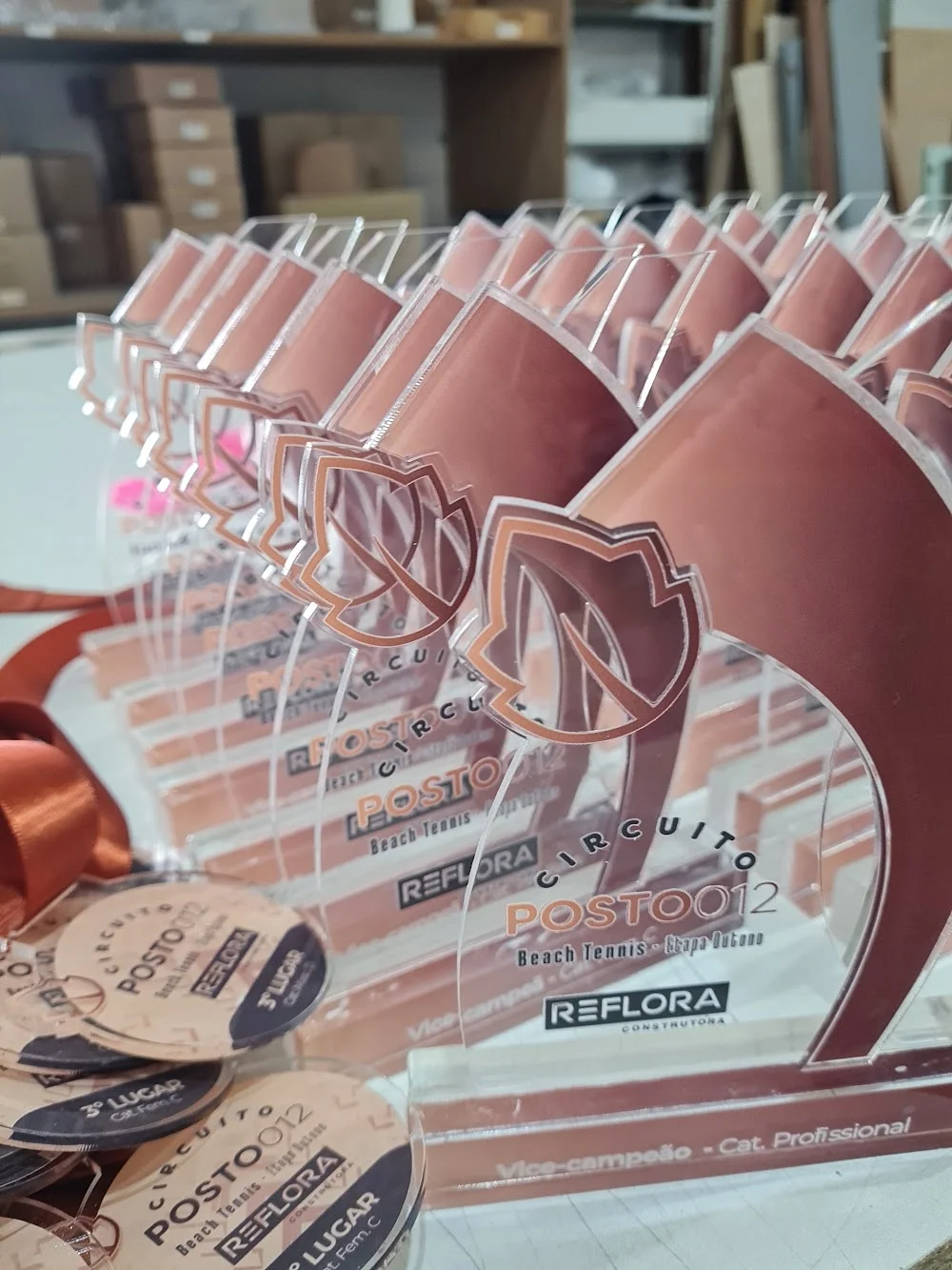 Lote de troféus em acrílico com detalhes rosa